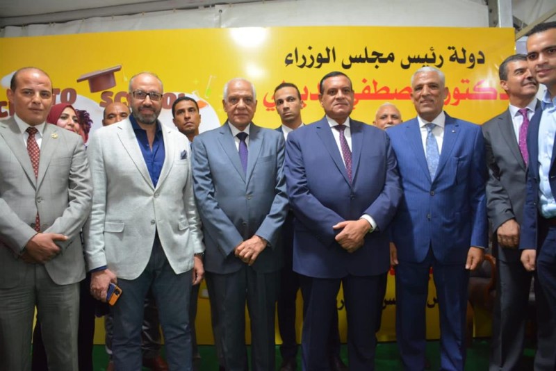 وزير التنميه ومحافظ الجيزة أثناء افتتاح المعرض