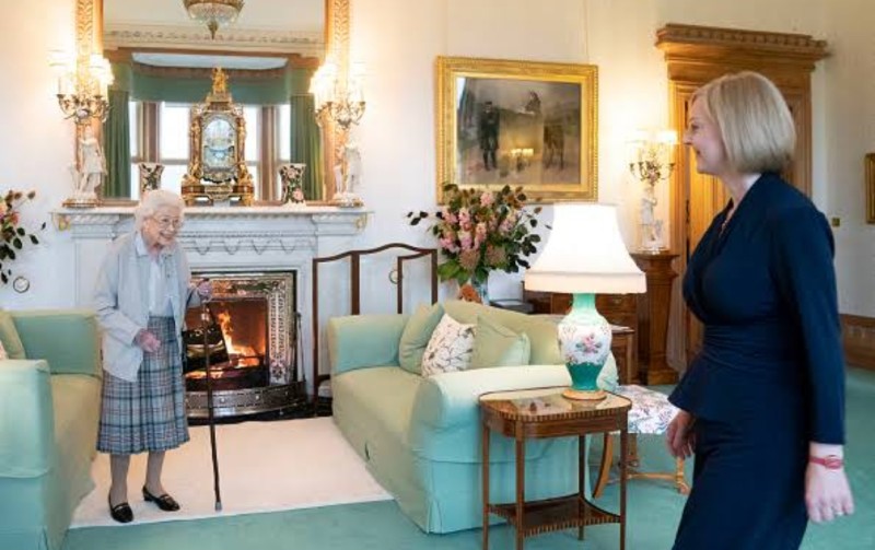 رئيسة الوزراء البريطانية و الملكة الراحلة إليزابيث 