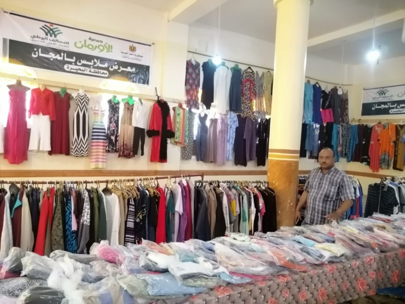تنظيم معرض ملابس بالمجان بقرية النخلة البحرية بمركز أبو حمص