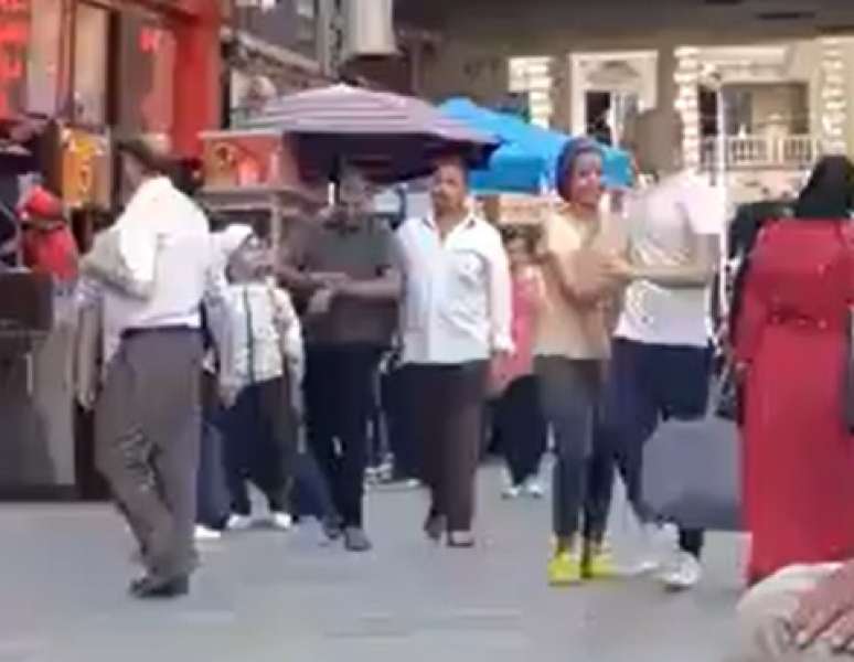 في ميدان رمسيس.. فتاة تتحرش بالشباب امام المارة | فيديو