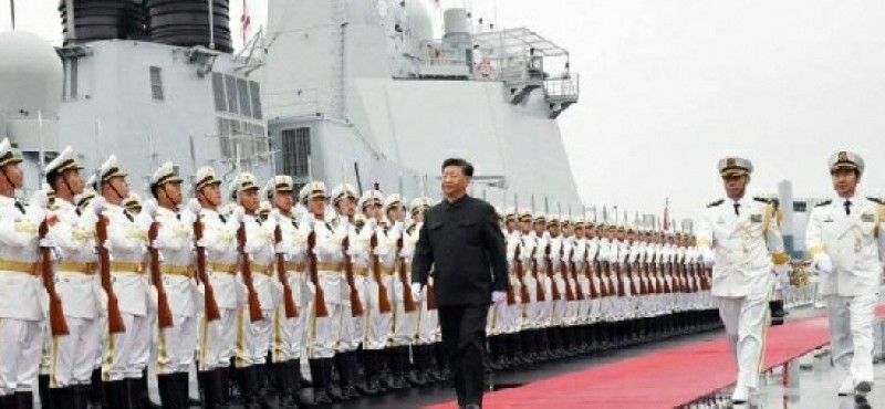 الرئيس الصيني شي جينبينج على متن احد المدمرات 