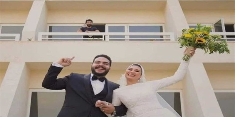 محمد صلاح يظهر خلف عروسين في فندق بالإسكندرية