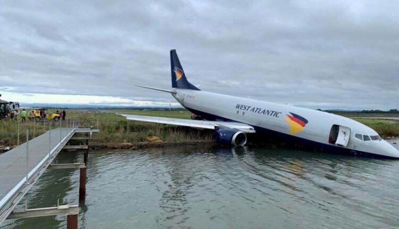 الطائرة بعدما انزلقت للمياه 