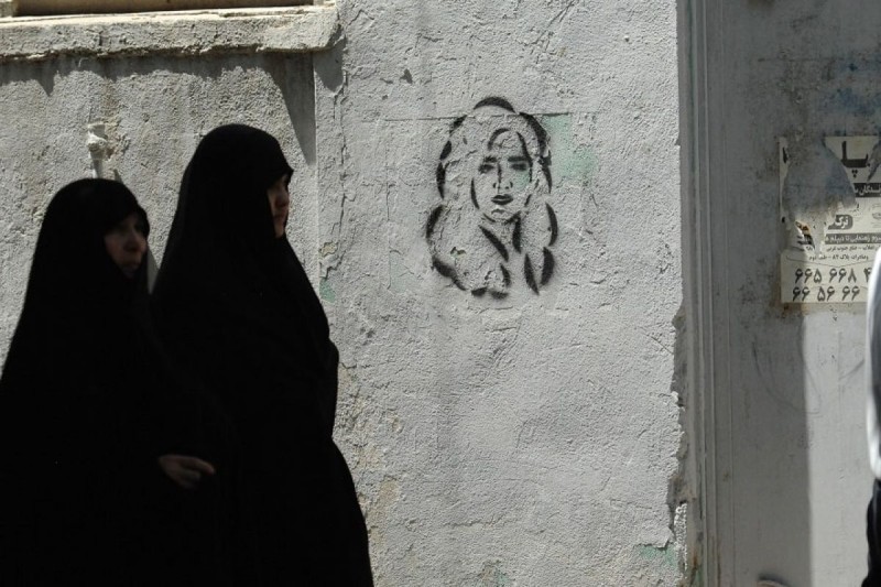 حزب إصلاحي بإيران يطالب بإلغاء إلزامية ارتداء الحجاب