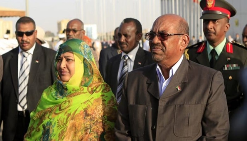 الرئيس السوداني المعزول و زوجته وداد بابكر 