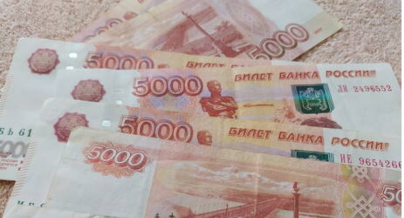 الروبل الروسي يسجل ارتفاعا جديدا أمام الدولار واليورو