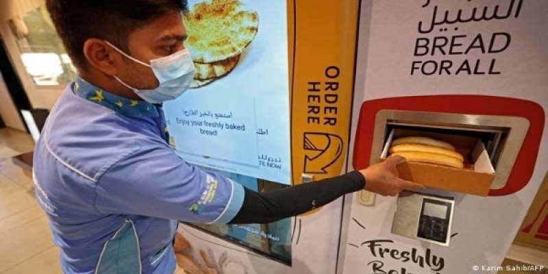 ماكينات لتوزع الخبز مجانا على الفقراء في دبي