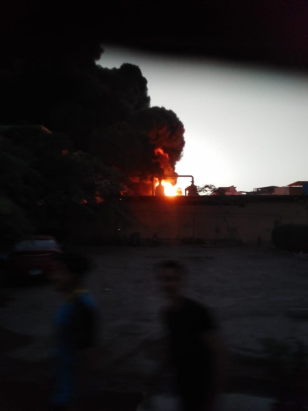 حريق مصنع فوم بالعشار من رمضان .. والدفع بـ7 سيارات مطافئ |صور