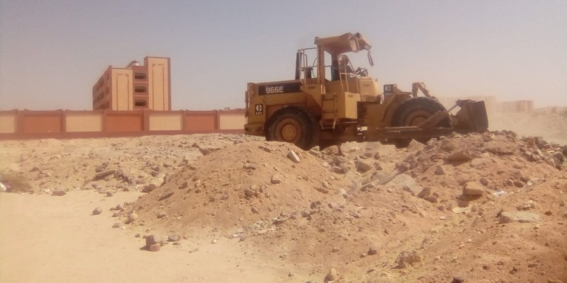 رئيس مدينة طور سيناء يتابع رفع مخلفات الأتربة والرمال بالأحياء