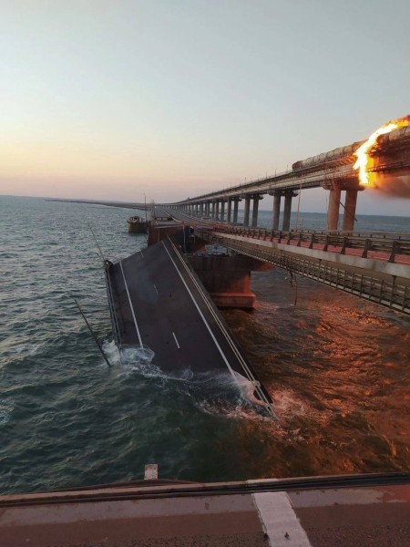 بوتين يوعز بتشكيل لجنة حكومية لتحديد ملابسات تفجير جسر القرم
