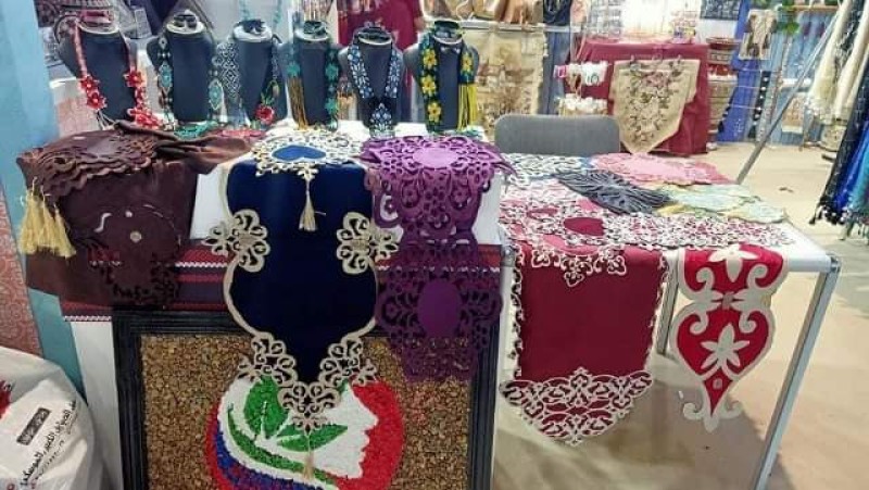 المرأة بالشرقية تُشارك بصناعات يدوية وحرفية بالمعارض الدولية بالقاهرة