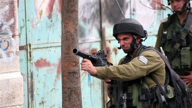 جنود الاحتلال تطلق على الفلسطينيين 