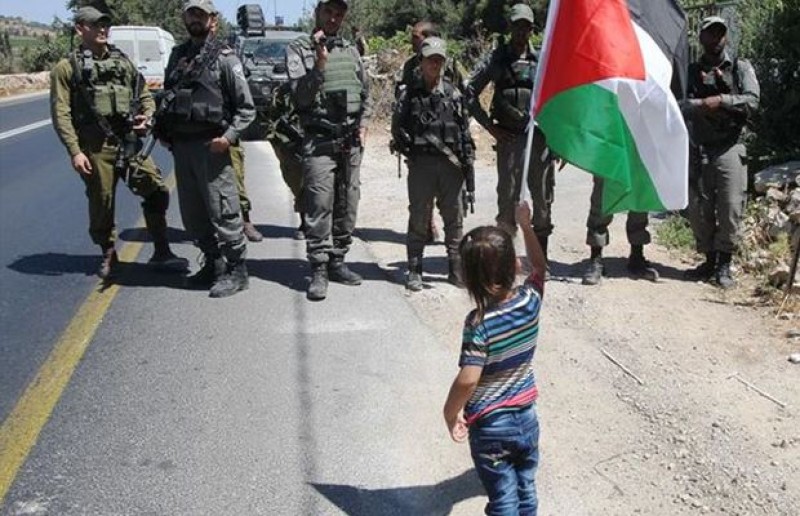 الأطفال الفلسطينيين و جنود الإحتلال 