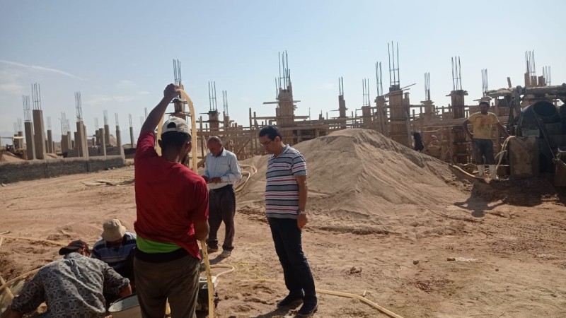 رئيس مدينة طور سيناء يتابع أعمال النظافة والإنشاءات