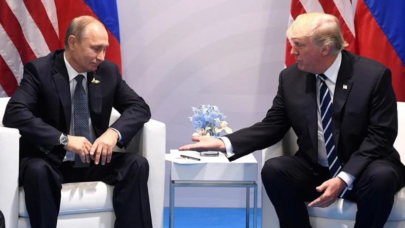 الرئيس الأمريكي السابق و الرئيس الروسي فلاديمير بوتين 