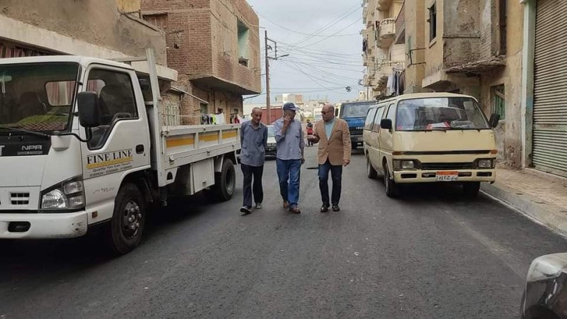 متابعة أعمال رصف شوارع منطقة غرب أبوحمص
