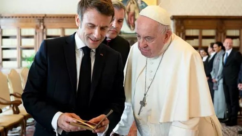 البابا فرنسيس و الرئيس الفرنسي 