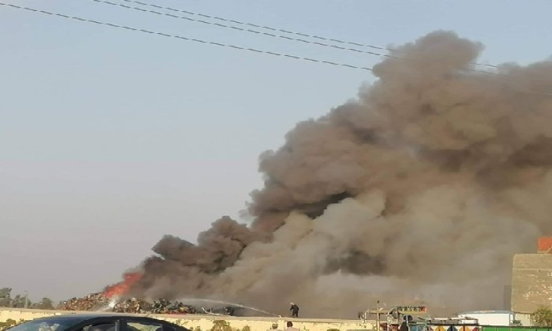 حريق شب داخل مخزن خردة بالطريق مصر 