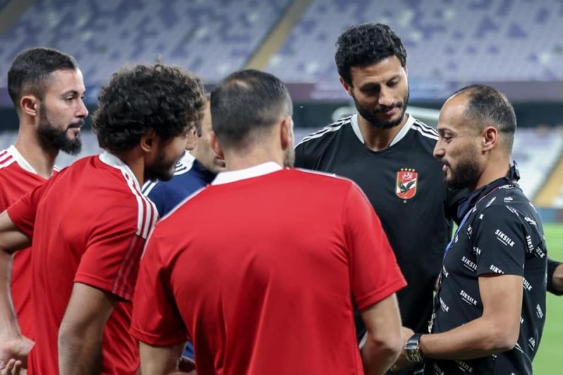 وليد سليمان يؤازر لاعبي الأهلي استعدادًا لمباراة السوبر