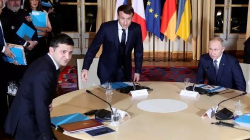 لقاء سابق جمع الرئيس الروسي و الفرنسي و الأوكراني 