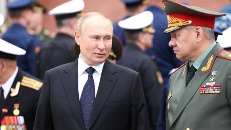 الرئيس فلاديمير بوتين و وزير الدفاع الروسي سيرجي شويجو 