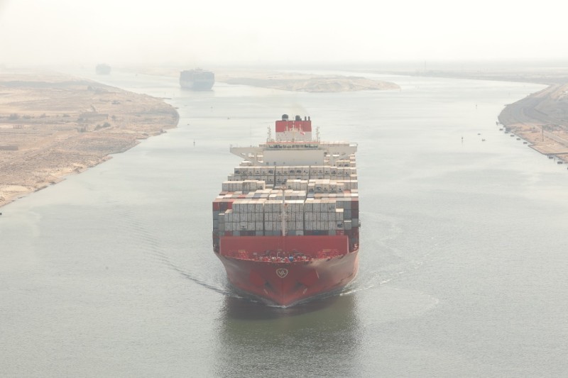قناة السويس  تشهد عبور 65 سفينة بإجمالي حمولات 3.7 مليون طن