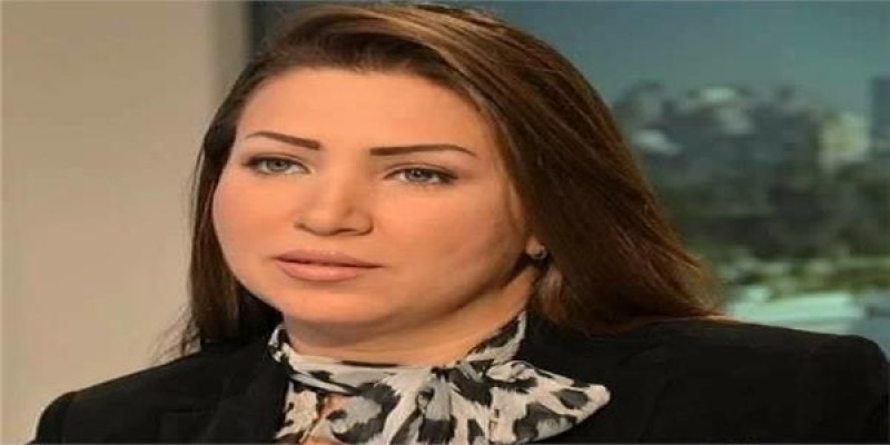 الإعلامية إيمان عز الدين تستقبل المعزين في وفاة والدها بمسجد المشير