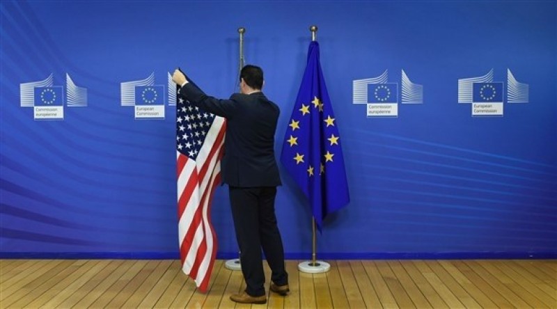 علم الاتحاد الأوروبي و علم أمريكا 