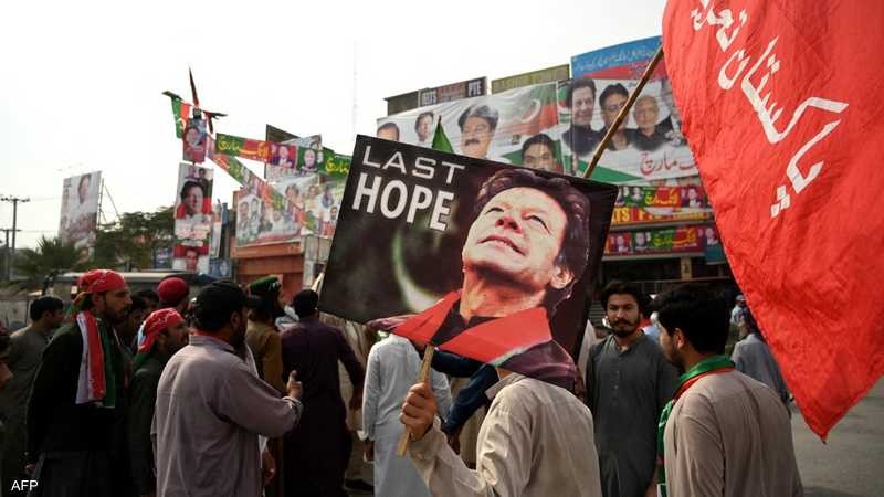 باكستان تواجه ”وضعاً خطيراً” بعد محاولة اغتيال عمران خان