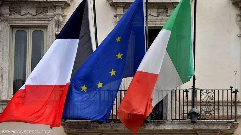 علم إيطاليا و فرنسا و علم الاتحاد الأوروبي يتوسطهم