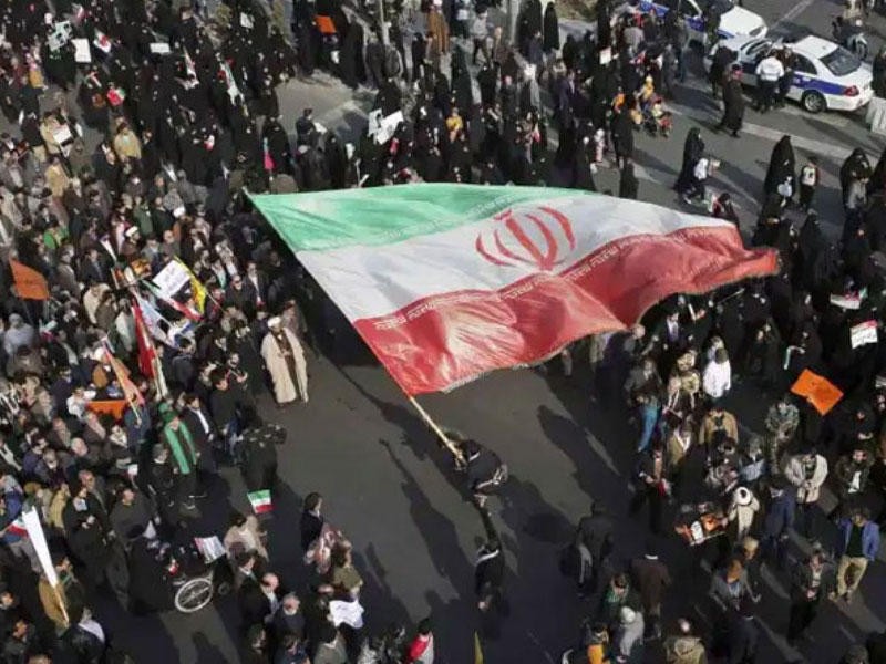 احتجاجات إيران تصاعد ومخاوف من إنشقاقات داخل الجيش