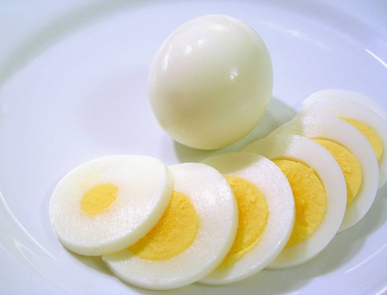 هل يفقد البيض المسلوق قيمته الغذائية بعد وضعه بالثلاجة؟