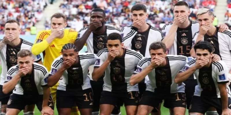 لماذا وضع لاعبو ألمانيا أيديهم على أفواههم في مونديال قطر؟