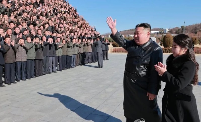 زعيم كوريا الشمالية و ابنته 