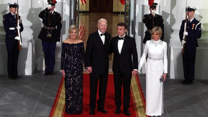 الرئيس الفرنسي و زوجته و نظيره الأمريكي و زوجته