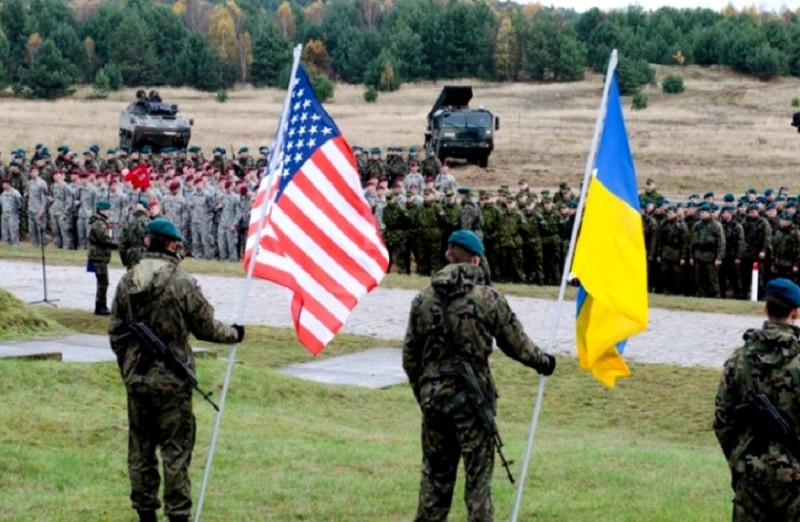 علم أوكرانيا و علم أمريكا 
