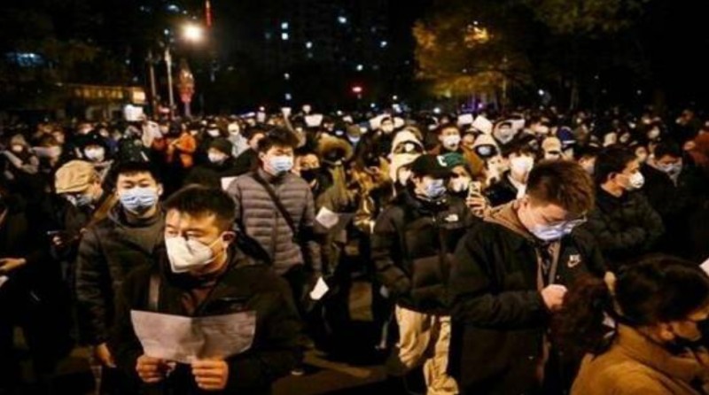 خروج طلاب صينيون للتظاهر اثر فرض إغلاق على جامعتهم