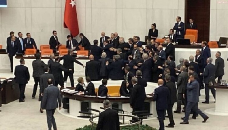نقل نائب للمستشفى بعد ضربة قاتلة.. إشتباك في البرلمان التركي
