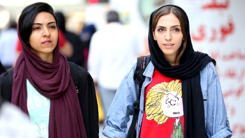 أحدث اضطهاد في إيران للنساء.. الحجاب أو تجميد الحسابات البنكية