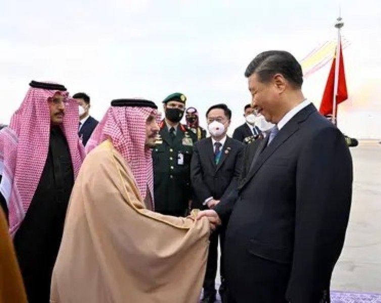 من إستقبال الرئيس الصيني عقب وصوله للمملكة العربية السعودية؟