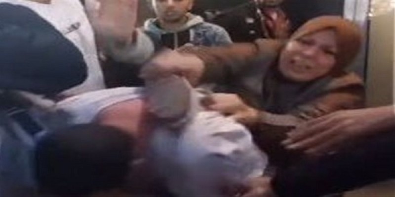 ضرب سيدة لـ ”متحرش” بالحذاء يثير الجدل على السوشيال ميديا (فيديو)