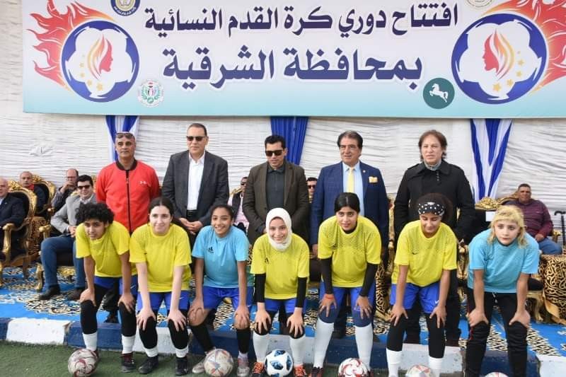 صورة تذكارية مع لاعبات كرة القدم النسائية بمركز شباب ابو حماد