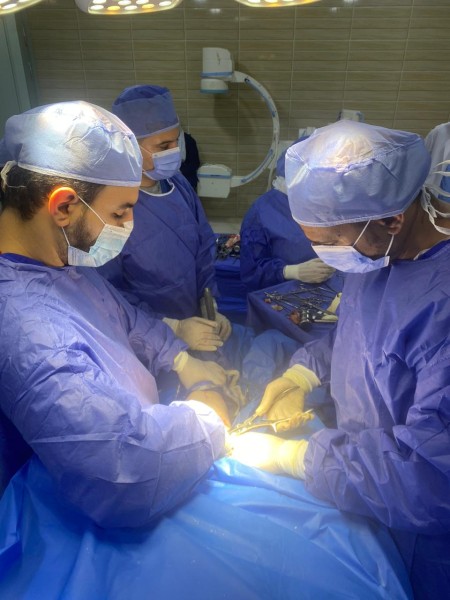اثناء اجراء العملية الجراحية لمريضة تبلغ من العمر ٦٩ عاما