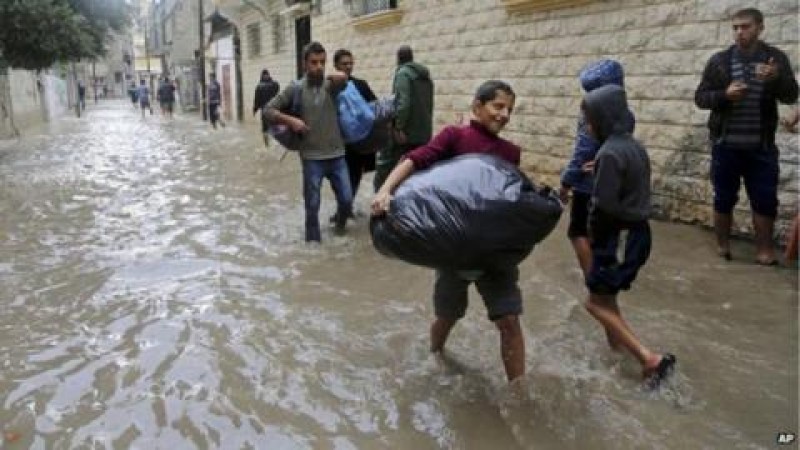 الكيان الصهيوني يغرق المنازل والأراضي الزراعية في غزة بالمياه
