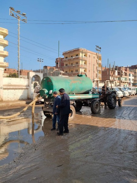 إستكمال  شفط مياه الأمطار بشوارع مدينة الحسينية بالشرقية