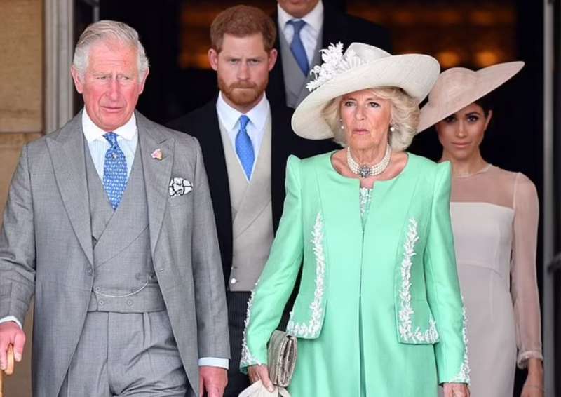 الملك تشارلز و زوجته كاميلا و الأمير هاري 