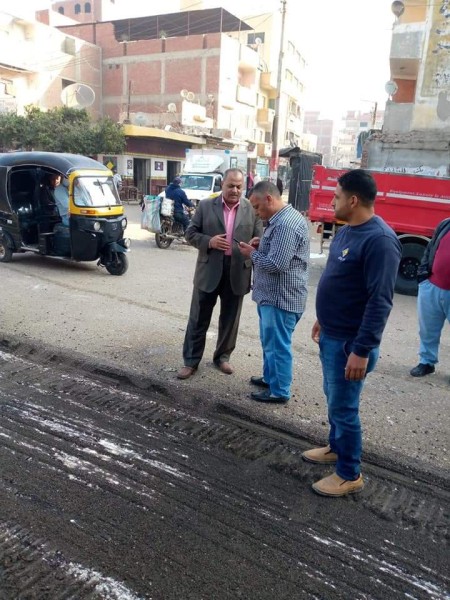 رئيس مدينة ديرب نجم يتابع أعمال الرصف بالشوارع الرئيسية