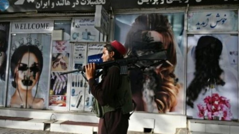 طالبان تغلق صالونات التجميل