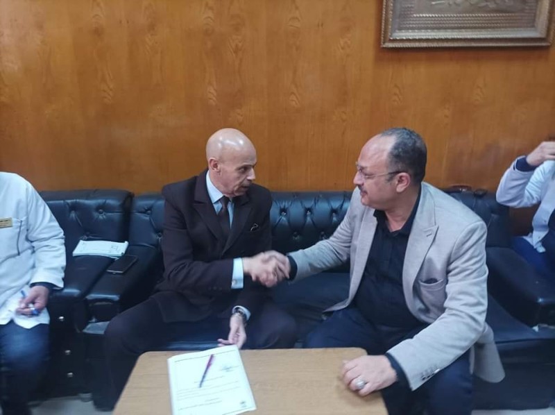 اثناء توقيع بروتوكول تعاون بين الدكتور مسعود ورئيس جامعة فاقوس 