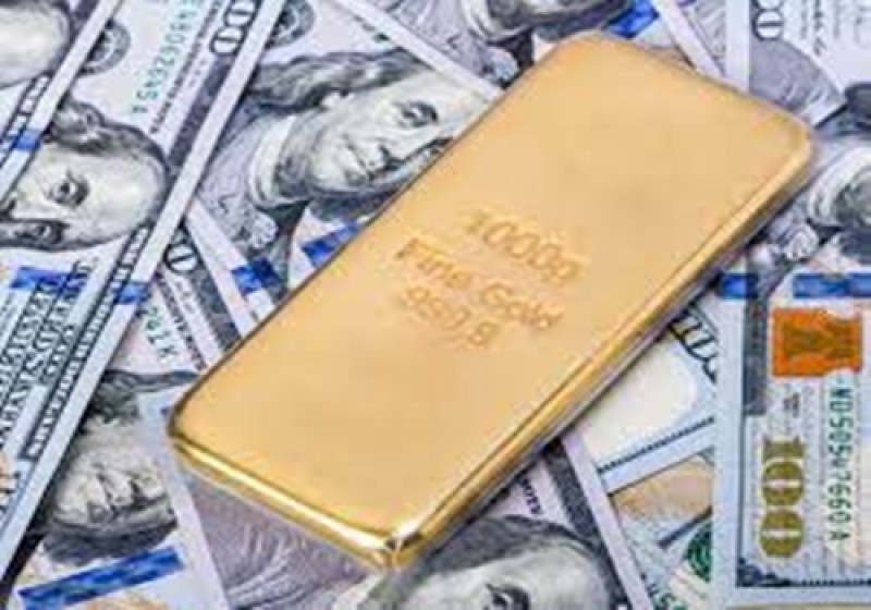 الذهب يرتفع والدولار يتراجع